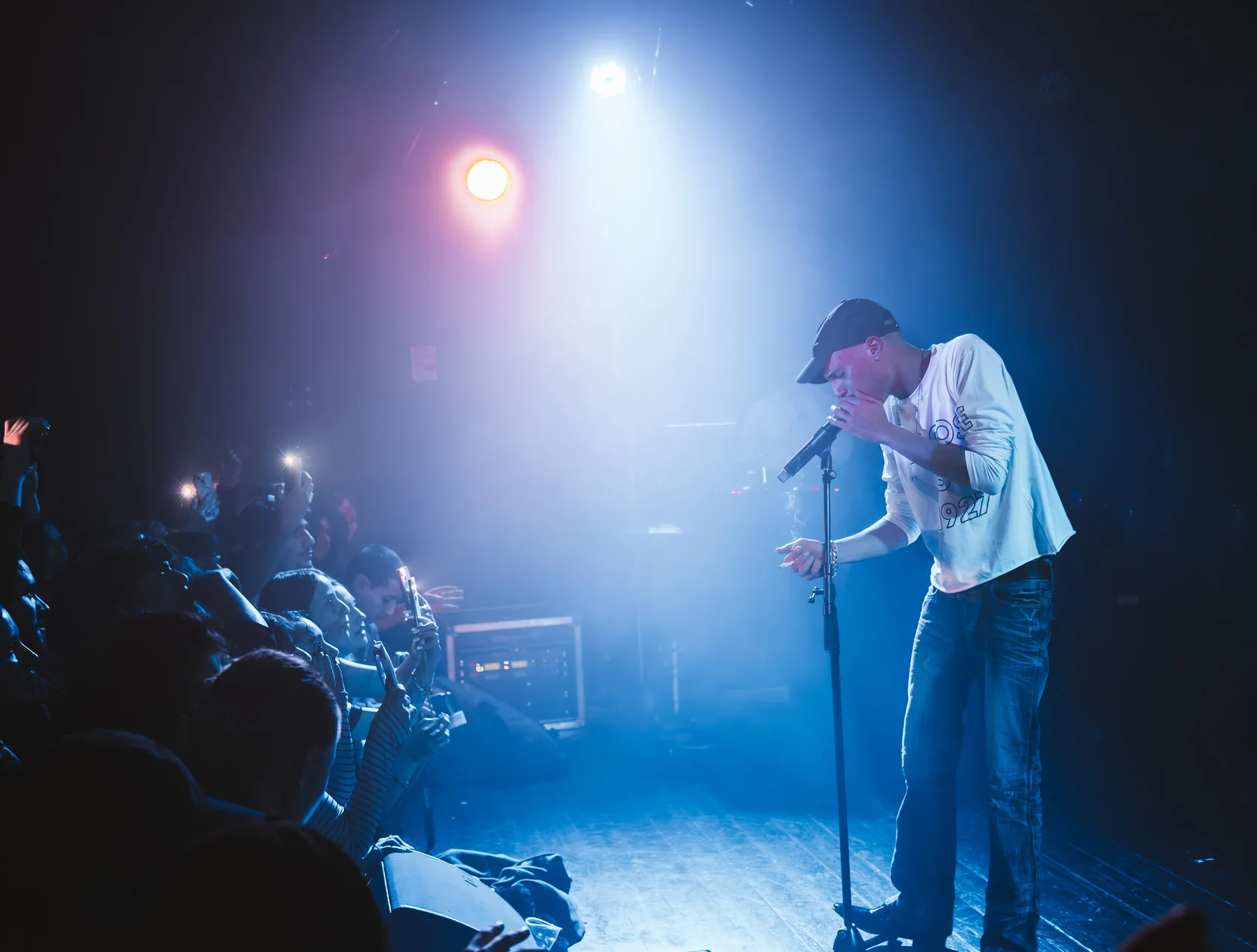 Dudu Faruk performing close to the crowd